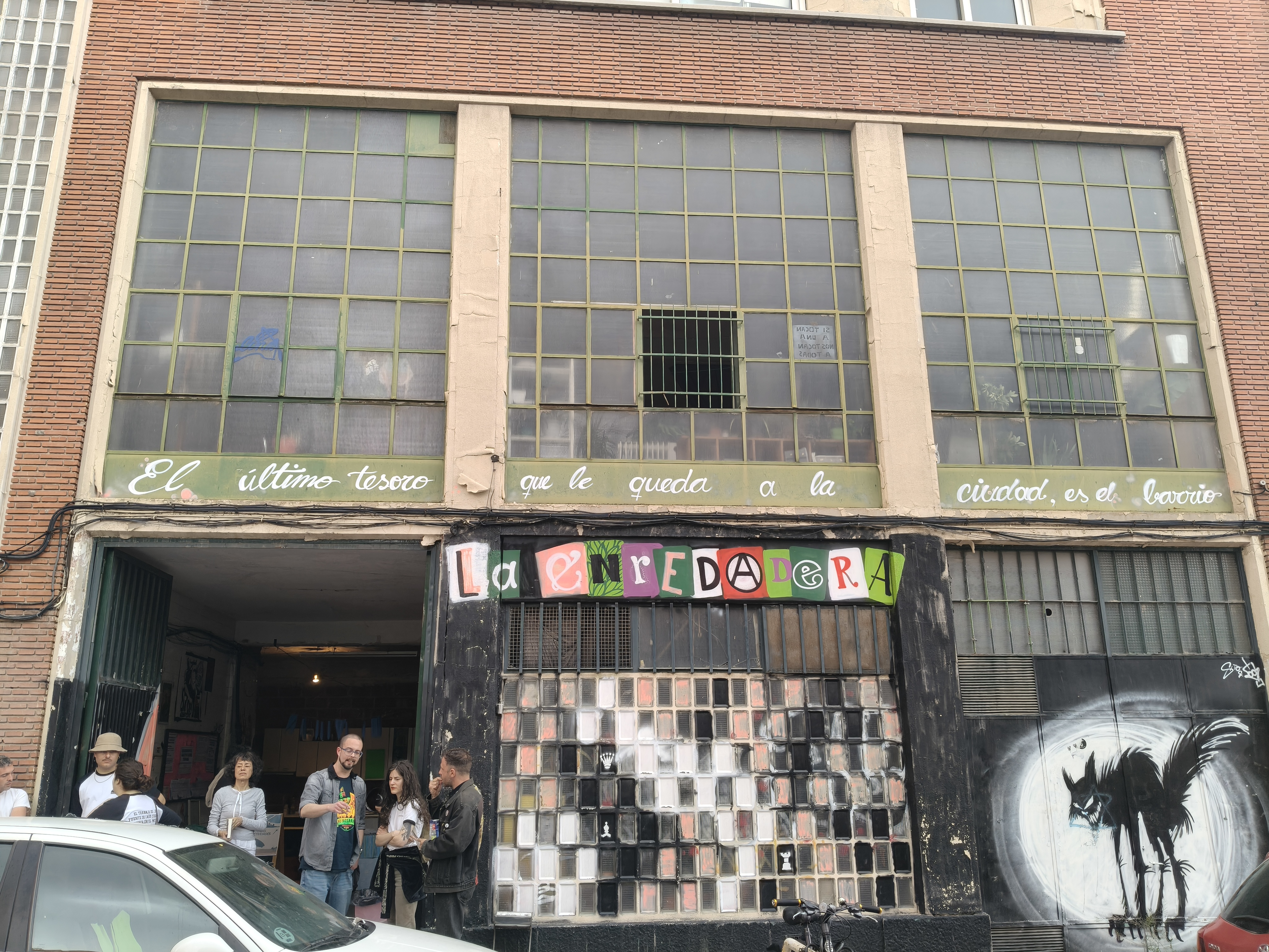 Banderole de la Okupa la Enredadera  barrio de tetuan